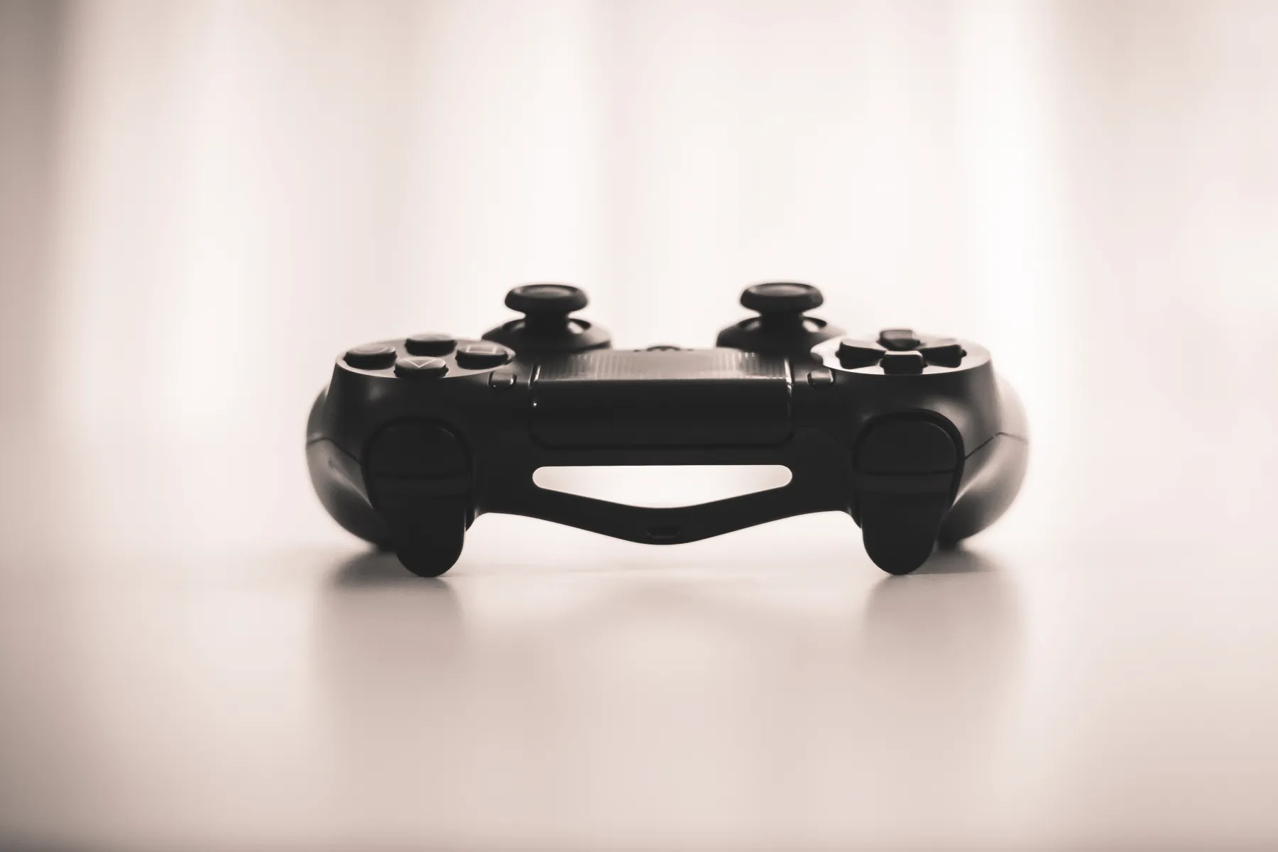 Controller vor einem laufenden Spieleserver